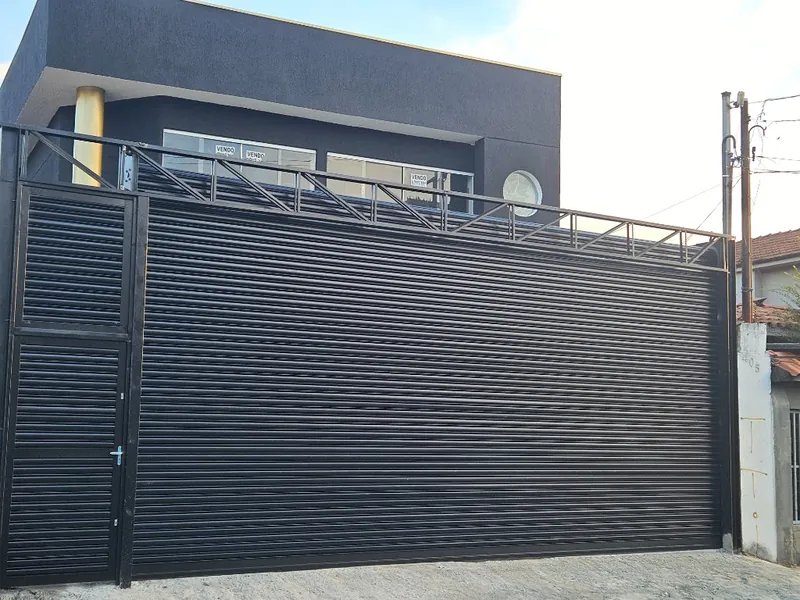 Porta de aço automática em São Paulo com portão social e estrutura reforçada