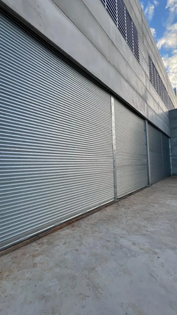 Dispositivos de segurança em porta de enrolar automática K Portas